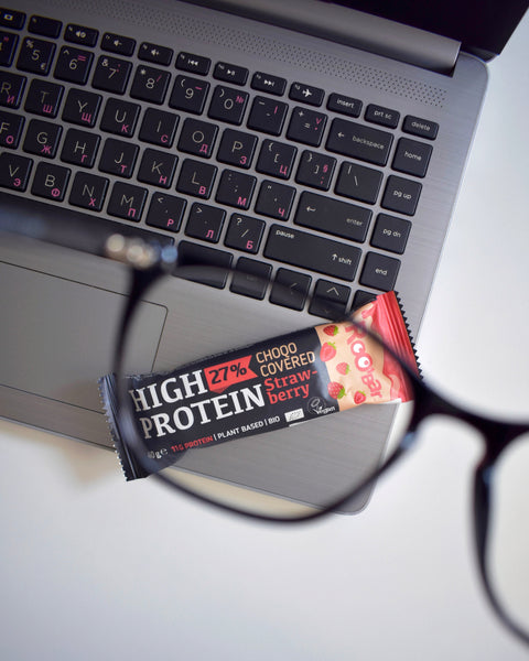 Ekologiškas baltyminis batonėlis su rožiniu šokoladu ir braškėmis