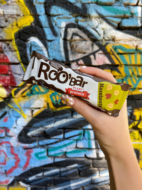 Ekologiškas baltymų batonėlis su lazdyno riešutais, padengtas šokoladu