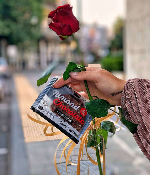 Bio tamsaus šokolado sausainis su baltymais