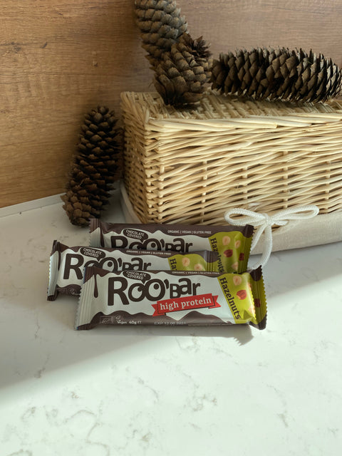 Ekologiškas baltymų batonėlis su lazdyno riešutais, padengtas šokoladu