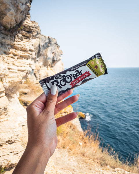 Ekologiškas baltymų batonėlis su lazdyno riešutais, padengtas šokoladu