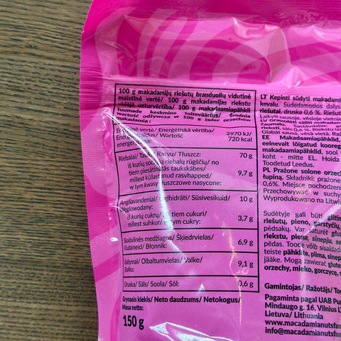 Įpjauti skrudinti sūdyti makadamijų riešutai