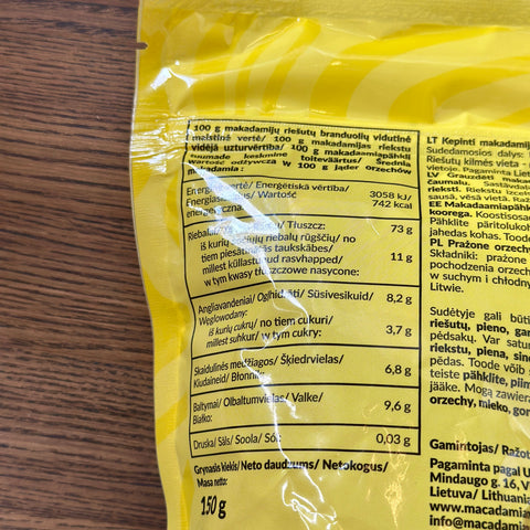 Įpjauti skrudinti makadamijų riešutai