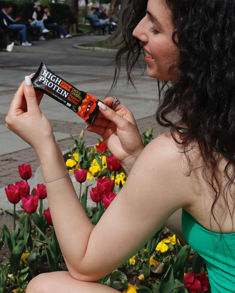 Ekologiškas šokoladu aplietas baltymų batonėlis su žemės riešutais